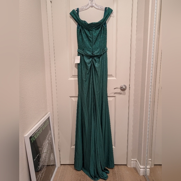 Ladivine by Cinderella Divine Off the Shoulder Emerald Green Gown Size 6 - Picture 7 of 11